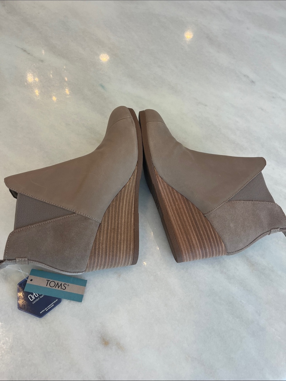 NEW TOMS Kelsey Booties Ankle Wedge Boots Taupe Grey Leather Suede Size 9 - Picture 9 of 13